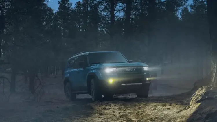 مقارنة بين لاند كروزر وBAW 212 في تحديات الصحراء في الإمارات